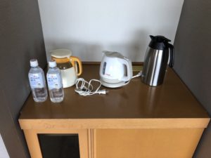 エピナール那須の部屋に用意されたミルク用のお水やポット