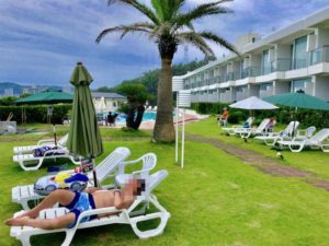 鴨川グランドホテルの子供用プールと大人用プールの間にあるビーチチェアとパラソル