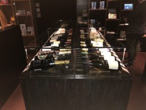 八ヶ岳ワインハウスに並べられたワイン